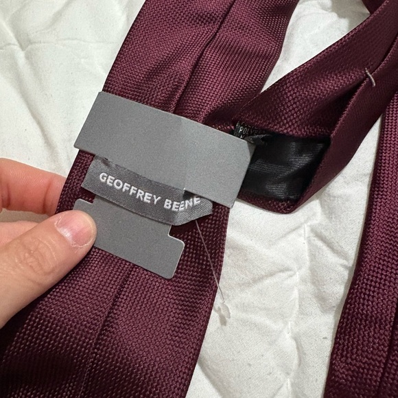 Geoffrey‎ Beene Burgundy Tie - Picture 3 of 3